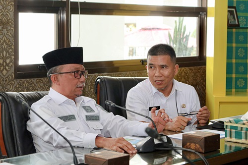 Sekda Siak, Arfan Usman, membuka rapat persiapan dan evaluasi tahap tiga Smart City di ruang Pucuk Rebung (foto/diana)