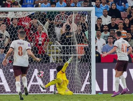 Gol bunuh diri pemain Urawa Reds membawa City memimpin 1-0. (Foto: AFP/GIUSEPPE CACACE)
