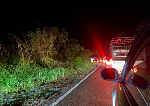 Kemacetan di Jalan Lintas Riau-Sumatera Barat (Sumbar) yang sebelumnya amblas di Desa Tanjung Alai, Km 106-107. (Foto: Sri Wahyuni)