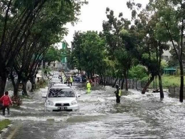 Ilustrasi air menggenangi jalan Kota Pekanbaru usai huja lebat (foto/int)