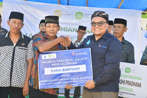 Ketua Majelis Taklim XL Axiata, Yanuar (kanan) dan pengurus saat peresmian pembangunan Masjid Jami Al Madinah di Desa Balang Aji (foto/ist)