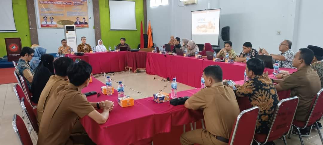 Dua assesor dalam akreditasi Program Studi Teknik Listrik di PNP Kampus Pelalawan (foto/Andi)