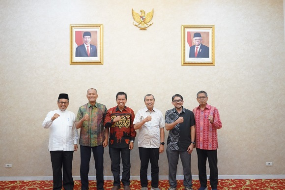 Gubri Syamsuar bersama Prof Irwandi Jaswir dan Dr Faizul dari INHART IIUM Malaysia usai jamuan makan malam di kediaman gubernur (foto/ist)