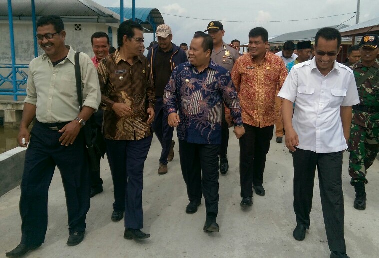 Bupati Irwan sedang meninjau dan evaluasi proyek di Kecamatan Rangsang.