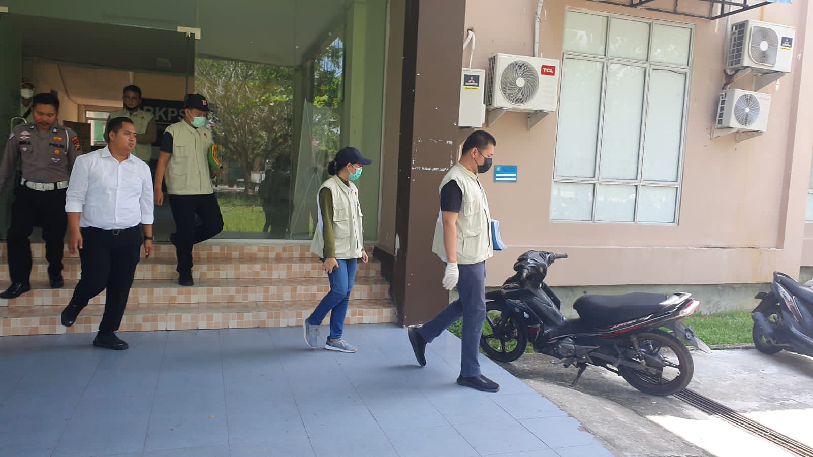 Petugas KPK saat keluar dari salah satu kantor usai melakukan penggeledahan