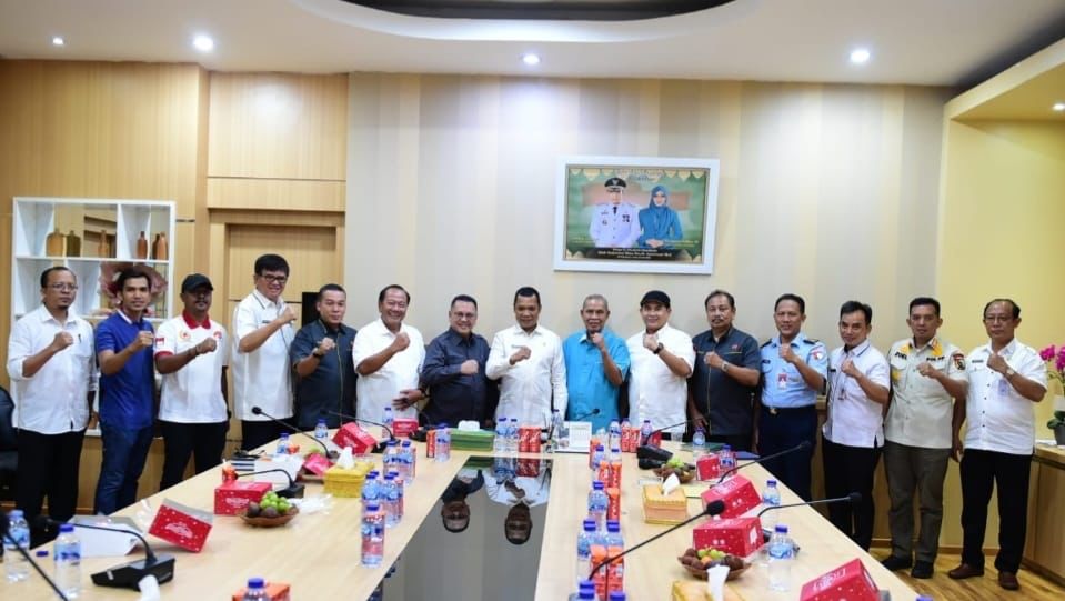 Pj Walikota Pekanbaru, Muflihun bersama jajaran PB Porwil XI Sumatera.(foto: rahmat/halloriau.com)