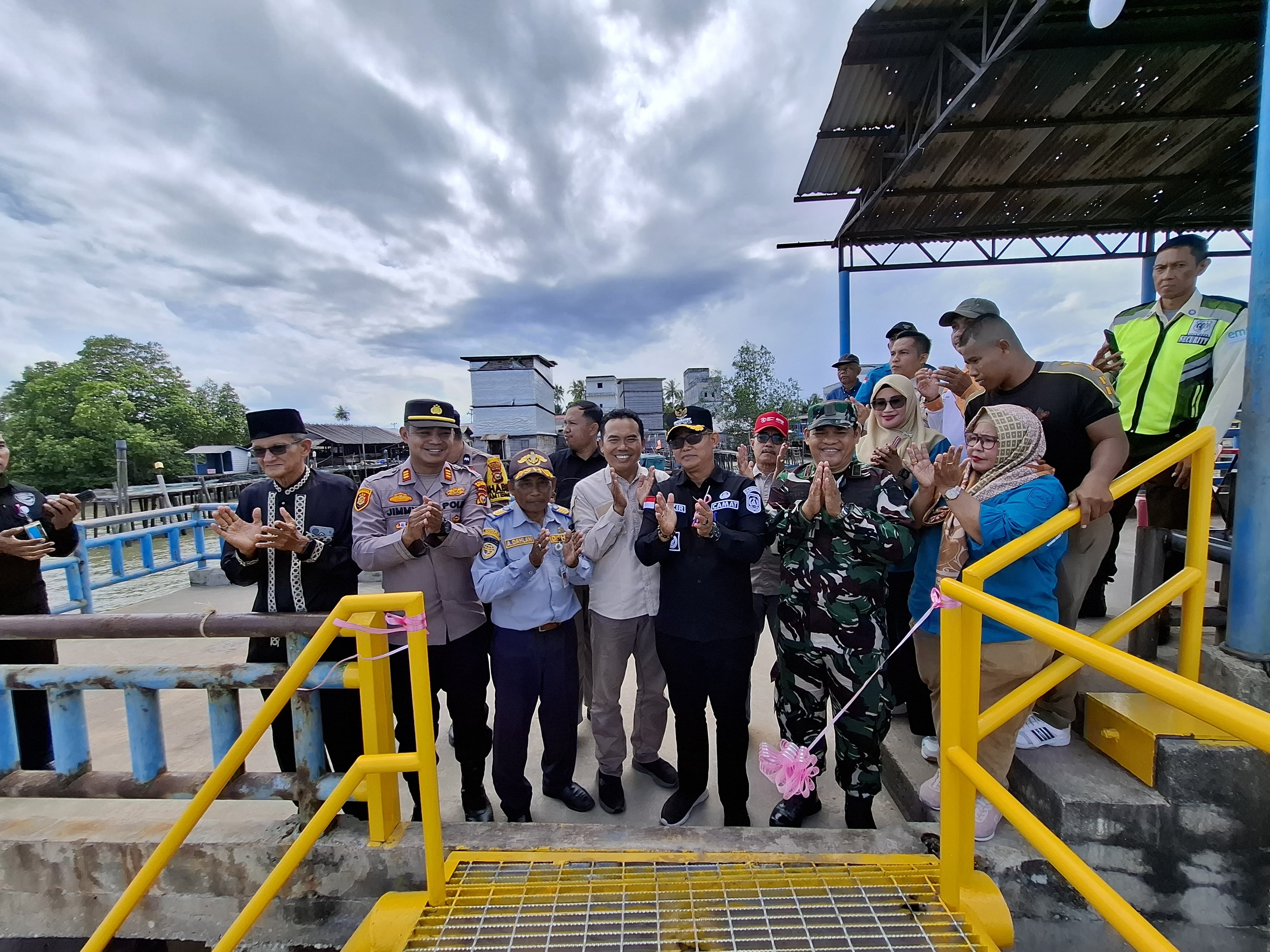 Pemakaian fasilitas jembatan baru ini diresmikan oleh Camat Merbau didampingi pihak PT ITA dan lainnya