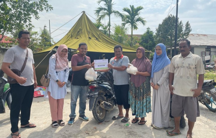 IZI Perwakilan Riau dan TDA Peduli Pekanbaru 8.0 salurkan bantuan banjir (foto/ist)