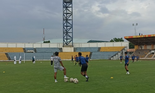 Skuad PSPS Riau saat latihan di Stadion Kaharuddin Nasution.(foto: rahmat/halloriau.com)