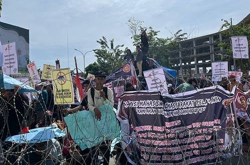 Demo AMMP di Kantor Gubernur Riau tolak direlokasi dari TNTN.(foto: int)