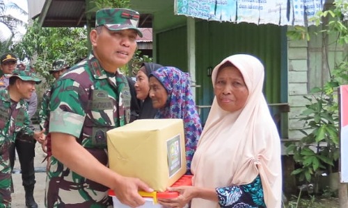 Danrem 031/WB memberikan bantuan sembako kepada warga di sekitar lokasi TMMD ke-115 di Kelurhan Teluk Meranti.(foto: andi/halloriau.com)