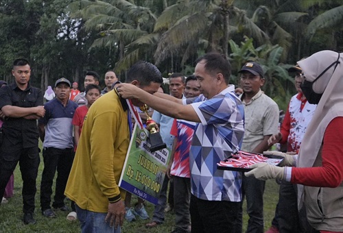 Ferryandi saat memberikan hadiah turnamen Sepakbola Mumpa Cup 2024 (foto/yendra)