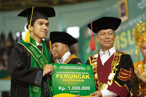 Rektor UIR, Prof Dr Syafrinaldi pada wisuda Periode I tahun 2025 (foto/ist)