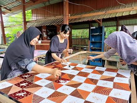 APRIL dan APR melalui CD kembali menggelar pelatihan batik kepada kelompok batik binaan yang dilaksanakan di Pangkalan Kerinci, Pelalawan, Senin-Kamis (18-21/11/2024).(foto: istimewa)