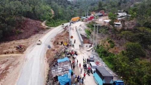 Perbaikan Jalan Lintas Riau-Sumbar yang longsor di Desa Tanjung Alai, XIII Koto Kampar.(foto: tribunpekanbaru.com)