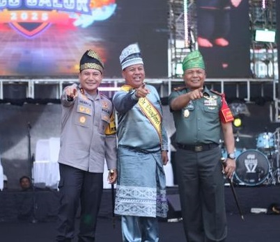 Kapolda Riau Irjen Herry Heryawan menghadiri Festival Pacu Jalur di Tepian Narosa, Teluk Kuantan, Kuansing, Rabu (20/8/2025). Foto: (dok. Polda Riau)