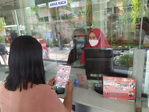 Salah satu konsumen AHASS memenfaatkan voucher motor kesayangan di hari kasih sayang