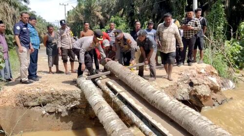 Jembatan Horas putus akibat tergerus air Sungai Rokan. (Foto: Media Center Riau)