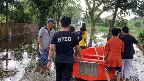 Petugas BPBD Kota Pekanbaru melakukan evakuasi warga terdampak banjir dengan perahu fiber. (Foto: Tribun Pekanbaru)