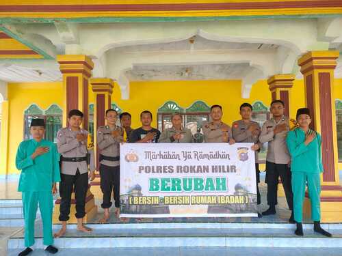 Polsek Simpang Kanan, menggelar kegiatan bakti sosial bersih-bersih di Masjid Nurul Iman, Dusun Suka Makmur, Kepenghuluan Bagan Nibung. (Foto: Afrizal)