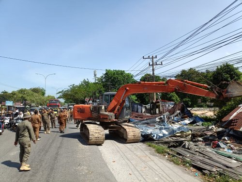 Puluhan lapak PKL di sepanjang Jalan HR Subrantas Kecamatan Binawidya - Tuah Madani dibongkar Satpol PP Pekanbaru (foto/int)