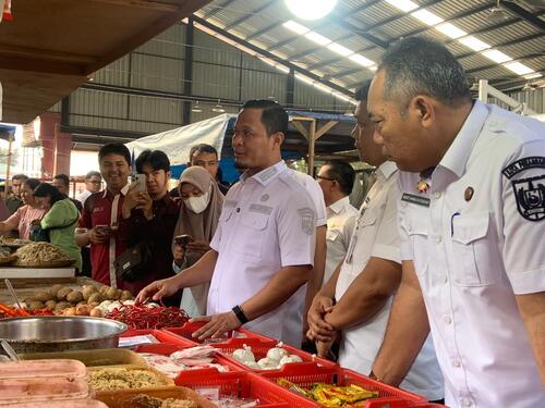 Walikota Pekanbaru, Agung Nugroho saat melakukan peninjauam di Pasar Palapa, Rabu (10/8/2025).