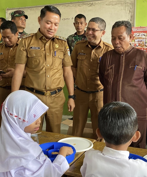 Wakil Bupati Pelalawan, Husni Tamrin meninjau pelaksanaan Program Makan Bergizi Gratis di SDN 008 Simpang Kualo. (Foto: Andy Indrayanto)