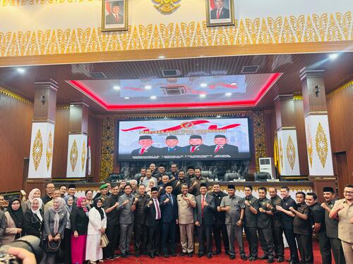 Agung Nugroho - Markarius Anwar saat menghadiri rapat paripurna DPRD Pekanbaru soal penetapan walikota dan wakil walikota Pekanbaru terpilih. (Foto: Mimi Purwanti)