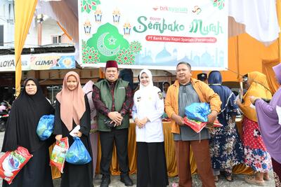 BRK Syariah menggelar pasar murah di Kedai Tenayan Raya, Pekanbaru. (Foto: Sri Wahyuni)