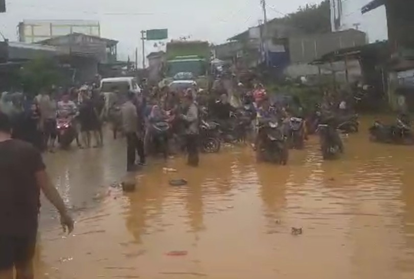 Desa Batu Ampar dan Kelurahan Selensen banjir (foto/yendra)