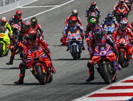 Tepat setelah start balapan MotoGP Austria 2024, Pecco Bagnaia dan Jorge Martin bersaing di Sirkuit Red Bull Ring, Minggu (18/8/2024).  