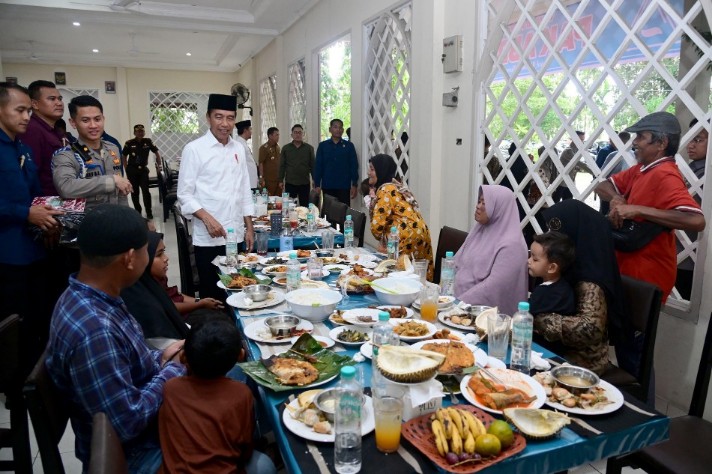 Presiden Jokowi mengajak beberapa warga untuk makan siang bersama (foto/Yuni)