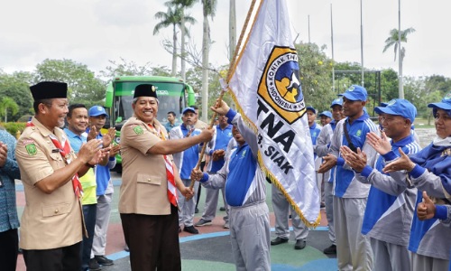 Bupati Siak, Alfedri saat pelepasan kontingen KTNA Siak menuju Penas XVI KTNA di Padang.(foto: diana/halloriau.com)