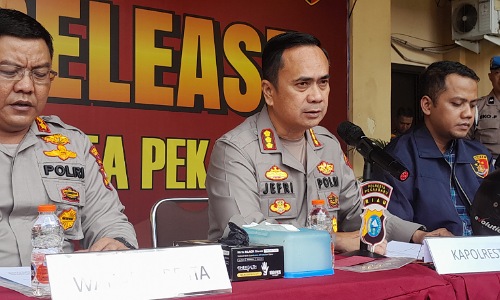 Kapolresta Pekanbaru, Kombes Pol Jefri RP Siagian saat ekspos pengungkapan kasus jambret sadis.(foto: bayu/halloriau.com)