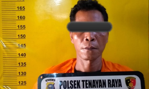 Pelaku maling handphone saat diamankan di Mapolsek Tenayan Raya.(foto: bayu/halloriau.com)