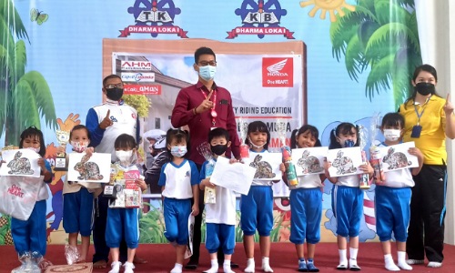 Poto bersama peserta pemenang lomba mozaik di TK Dharma Loka Pekanbaru.(foto: istimewa)