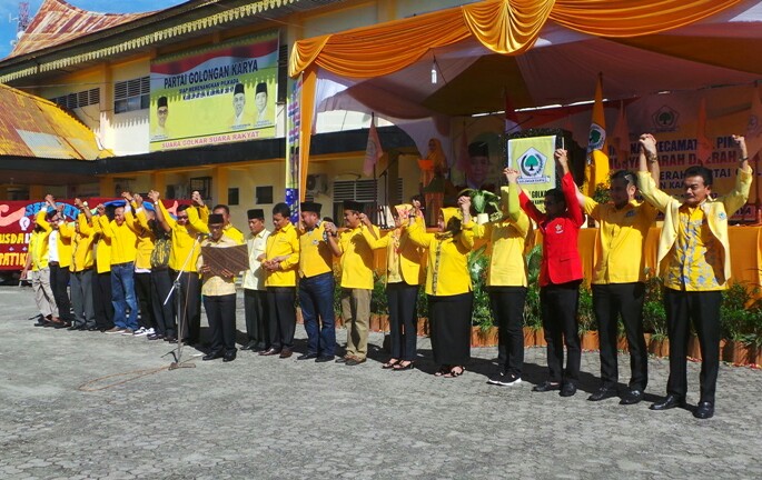 Ketua DPD I Partai Golkar Kampar, Wabup terpilih, Anggota Fraksi Golkar DPRD Kampar, Anggota DPRD Riau Dapil Kampar, PK se Kampar dan seluruh organisasi sayap Partai Golkar Kampar bacakan pernyataan sikap.