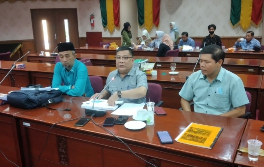 Ketua Pansus Konflik Lahan DPRD Riau Marwan Yohanis (tengah) saat konferensi pers, Kamis (13/1/2022). 