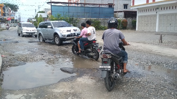 Jalan berlubang di Jalan Dahlia arah Jalan Jenderal, Pekanbaru.