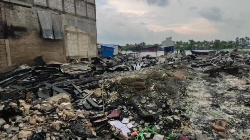 Situasi pasca kebakaran yang menghanguskan delapan unit rumah di Desa Belantak Raya, Inhil (foto/ayendra)