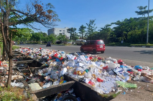 Sampah menumpuk di bahu Jalan SM Amin Pekanbaru.(foto: mimi/halloriau.com)