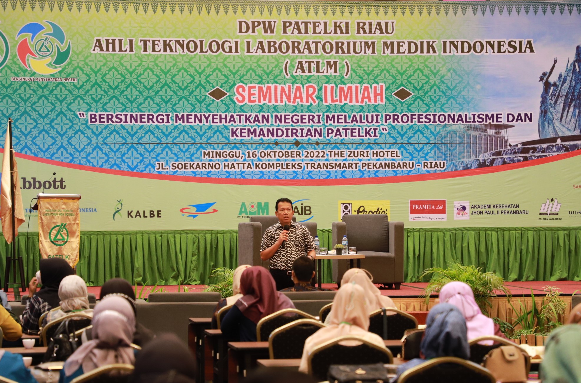 Kadiskes Riau Zainal Arifin sebagai pembicara workshop Patelki. (halloriau/ist)