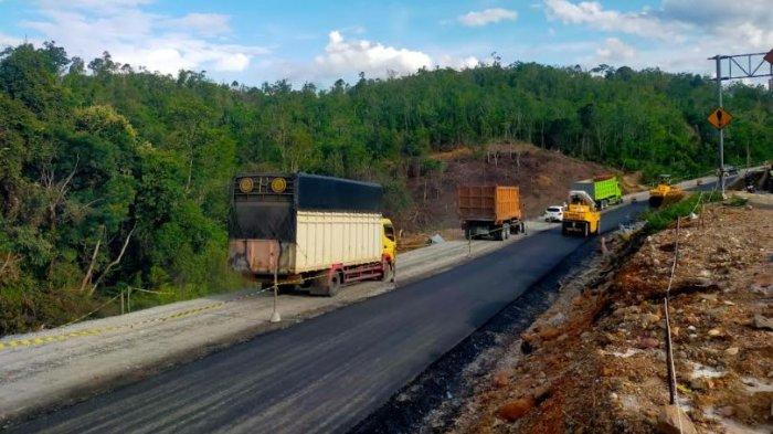 Jalan Lintas Riau-Sumbar di Desa Tanjung Alai, Kampar sudah bisa dilewati dua jalur (foto/tribunpekanbaru)