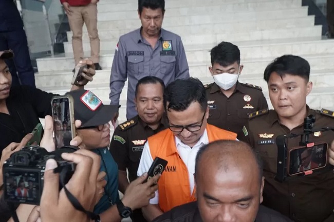 Eks Kadisdik Riau, Tengku Fauzan Tambusai memakai rompi orange.(foto: int)