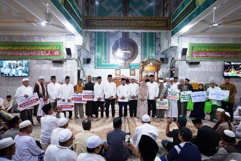 Gubernur Riau, Abdul Wahid saat menyalurkan bantuan CSR di Inhil.(foto: mcr)