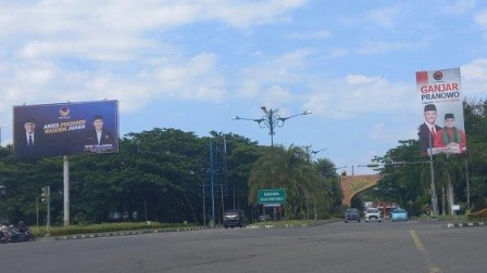 Perang baliho Anies Baswedan dan Ganjar di simpang tiga Bandara SSK II Pekanbaru (foto/int)