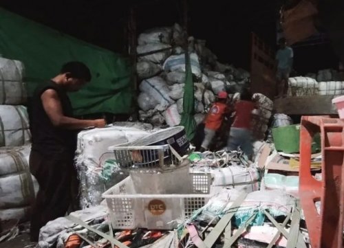 Petugas bank sampah induk mencatat setiap bal sampah plastik yang sedang dimuat ke dalam truk di Desa Madaprama, Kecamatan Woja, Kabupaten Dompu, Nusa Tenggara Barat, Kamis (4/6/2026). 