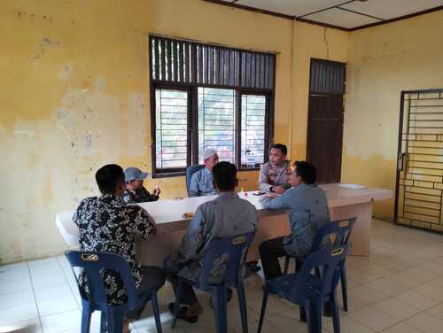 Personel Polsek Simpang Kanan melakukan imbauan kamtibmas di Kepenghuluan Bukit Dama. (Foto: Afrizal)