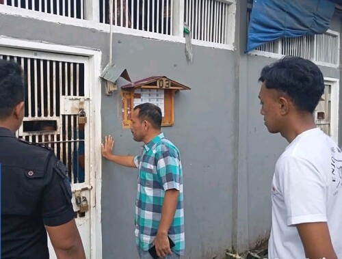 Karutan Kelas IIB Rengat, Ridar Firdaus Ginting, rutin melakukan kontrol ke seluruh blok hunian. (Foto: Andri Subakti)