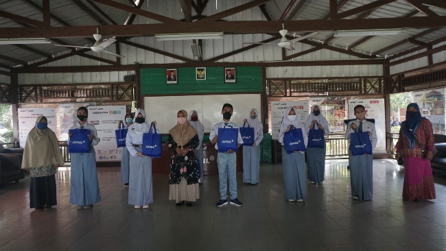 Foto bersama seusai pembagian hadiah English Contest dengan menerapkan protokol kesehatan
